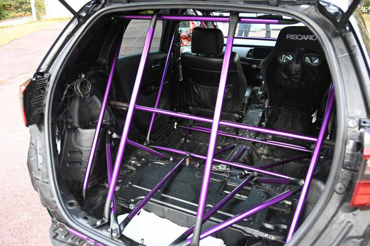 クルマの中と外は、50本を超える鉄のバーによって補強がなされている。