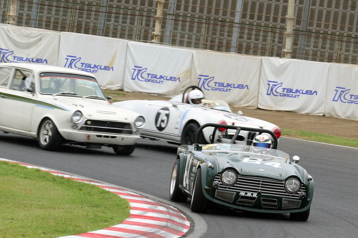 これもSレース決勝における「トライアンフTR4A」と「アルファ・ロメオ・セブリングスパイダー」、そして「コーティナ・ロータスMk1 Sr1」の三つどもえの争い。