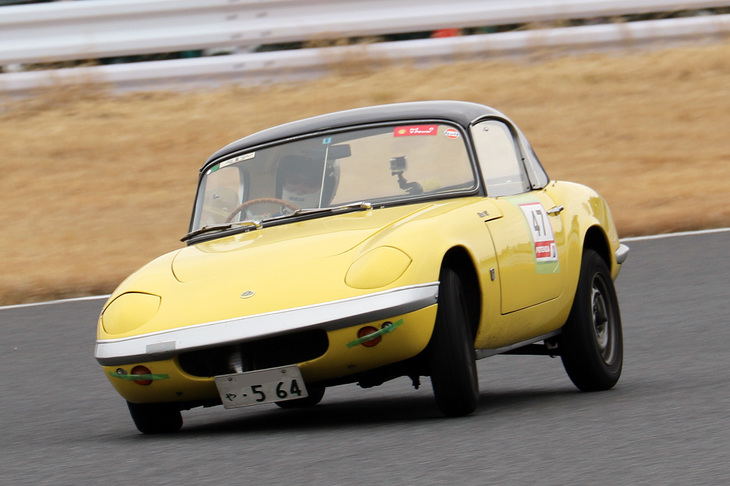 眺めていてハラハラするほど大きく車体を傾けてコーナリングしていた「ロータス・エラン」。しかし、決してタイヤが接地を失わないのはさすが。