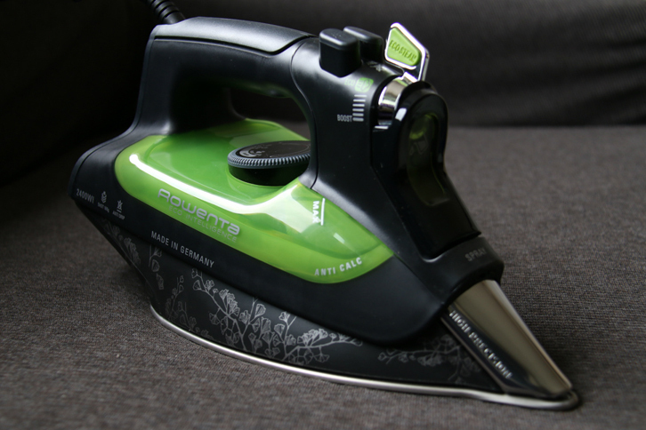 先日購入した、ドイツのロウェンタ社製アイロン「DW6010」。