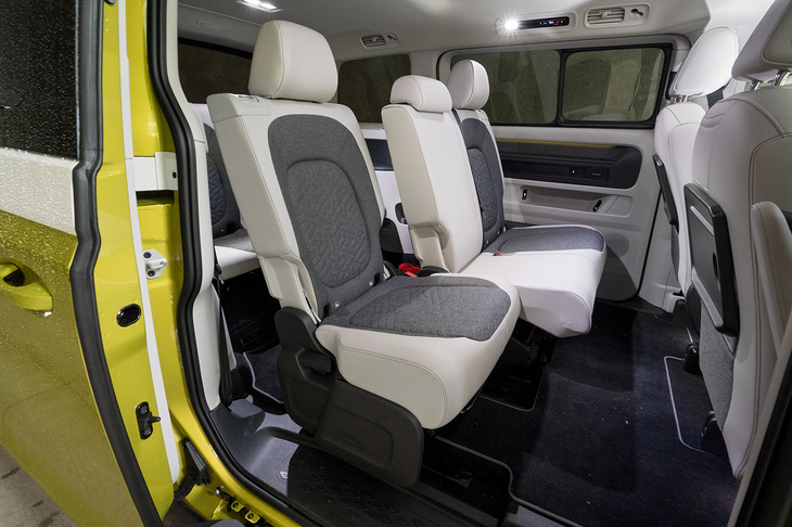 「ロングホイールベース」の2列目シートはベンチタイプ（標準ホイールベースは2座のキャプテンシート）。がっちりとしたつくりは前席に負けず劣らずで、厚みやサイズ、足元の広さなども素晴らしい。