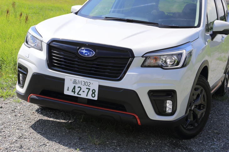 内外装の随所にオレンジのアクセントが加えられるのも「X-BREAK」の特徴。フロントまわりではアンダーガードに縁取りが加えられる。