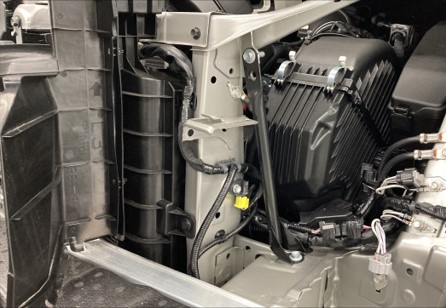 「レクサスLM」もラジエーターサポートブレースを採用。フロントマスクの厚みがあるためにブレースも長い。