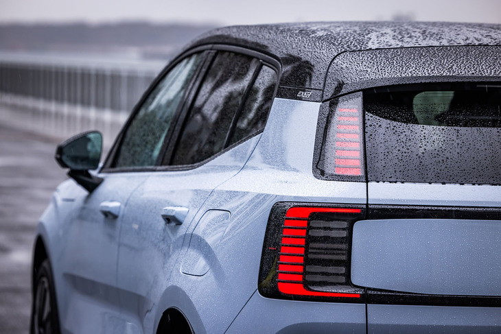 上下2つに分かれたリアコンビランプが採用される「EX30」のリアビュー。左右のLEDテールライトを2本のラインで結んだデザインも同モデルの特徴だ。