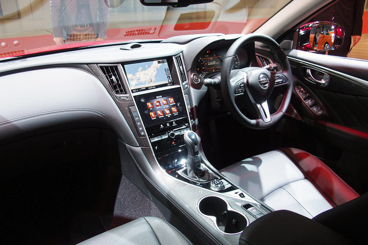 「日産スカイラインGT」（ハイブリッド）のインストゥルメントパネル。