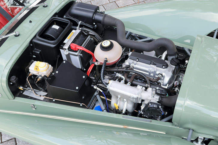 エンジンは、軽自動車用のスズキ製660cc（厳密には658cc）直3ターボ。「ジムニー」などに搭載される「K6A」型で、80psの最高出力を発生する。指定燃料はハイオクガソリンだ。