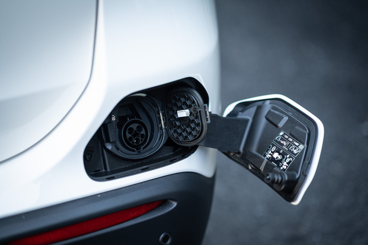 メルセデス・ベンツEQA250（普通充電用ポート）