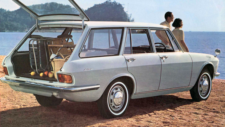 「ルーチェ バン ビジネスデラックス」（「デラックス」と「スタンダード」の中間グレード）。後方からの眺めも美しい。