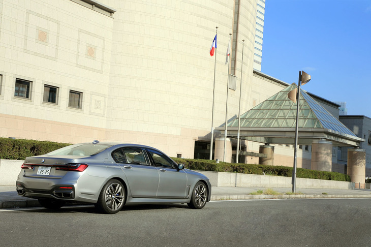 今や貴重な、大排気量の12気筒エンジンを搭載した「M760Li xDrive」。燃費はJC08モードで6.9km/リッター、WLTCモードで6.7km/リッターとされている。