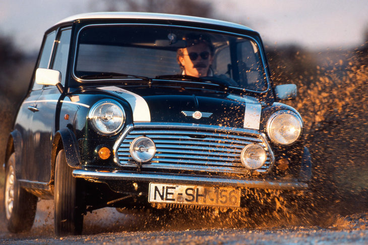 「ミニクーパー」シリーズは1971年に生産終了となるが、市場からは復活への期待が寄せられていた。そこでローバーは1.3リッターエンジンを搭載した高性能モデルとして、1990年にミニクーパーを復活させる。日本で人気を博したのは、このモデルだった。