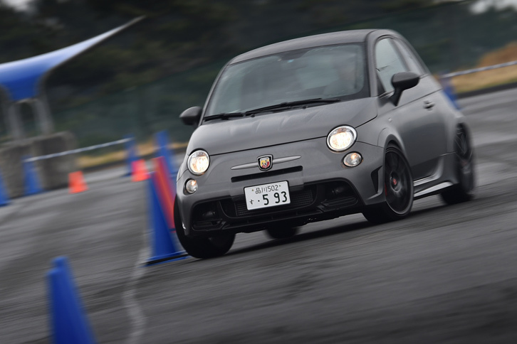 アバルトのラインナップの中で最も高性能な「695ビポスト」。後席を撤去するなど、軽量化が図られたボディーに、専用チューニングの1.4リッター直噴ターボエンジンが搭載される。