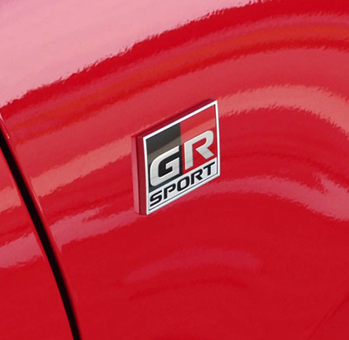 「GR」シリーズの裾野を広げる“GRスポーツ”車両のエンブレム。このほかに、より高度なチューニングを施した“GR”と、高性能なコンプリートカー“GRMN”が設定される。