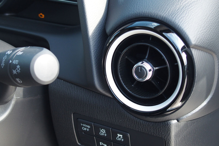 マツダ2 15 BD（エアコン吹き出し口）