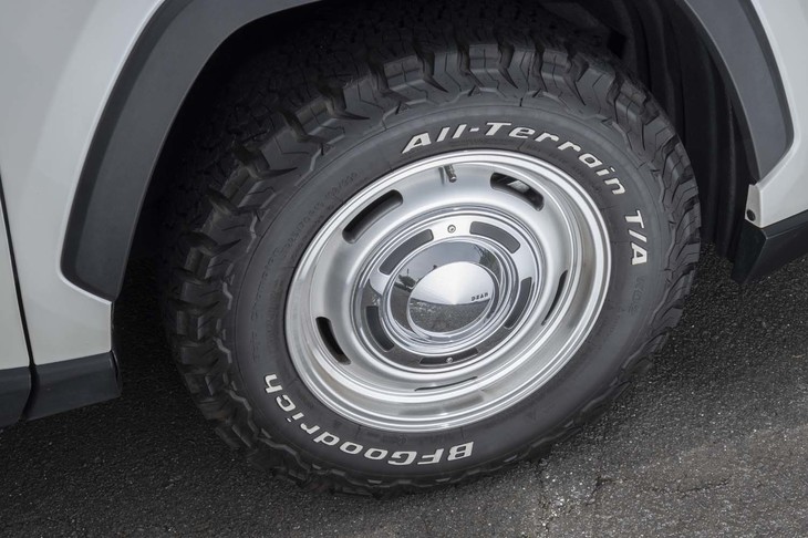 「ディーン・クロスカントリー」ホイールとBFグッドリッチのオールテレインタイヤはぜひ選びたいオプションだ。ホイールのカラーリングは試乗車の「シルバー」のほかに「ホワイト」「マットブラック」も用意される。