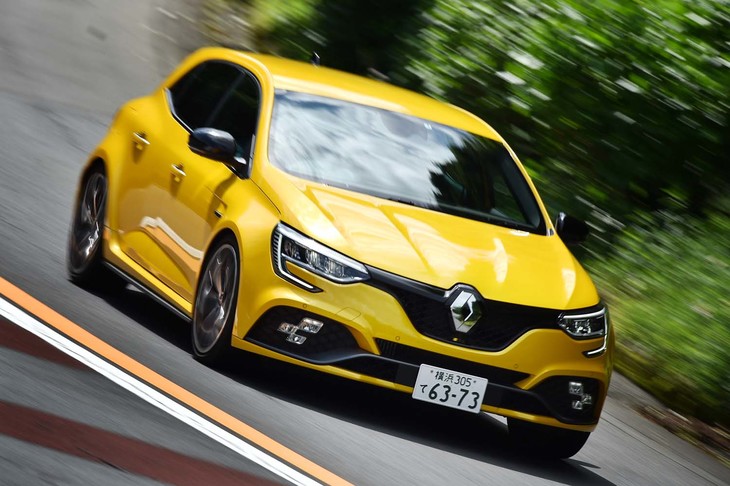 FF車としては極めて高い旋回能力を持つ「メガーヌR.S.トロフィー」。その鋭さはやがて楽しさに変わっていく。