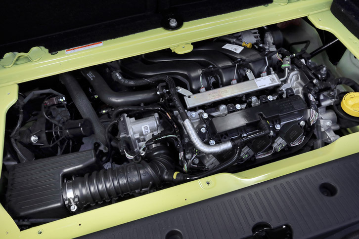 荷室の下に搭載される自然吸気の1リッター直3エンジン。71ps/6000rpmの最高出力と、9.3kgm/2850rpmの最大トルクを発生する。