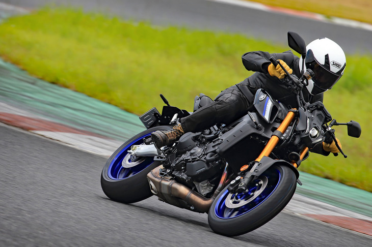 各部におけるグラム単位の軽量化により、従来型より約4kgも重量が軽減された新型「MT-09」。それでいて、直進安定性やタイヤの接地性が向上している。
