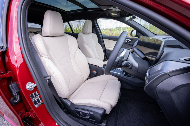 オイスターと呼ばれるオフホワイト系の「パーフォレーテッドヴェガンザレザー」は、20万6000円の有償オプション「ハイラインパッケージ」に含まれるアイテム。フロント左右席には、電動調整機能とヒーターが標準で組み込まれている。