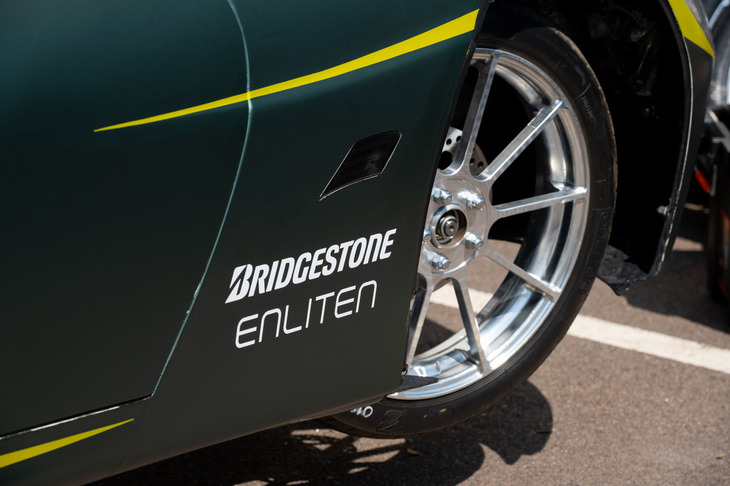 世界最高峰のソーラーカーレース「2023ブリヂストンワールドソーラーチャレンジ」のクルーザークラスで優勝した「サンスイフトレーシング」のマシンに、「エンライトン」技術を用いたタイヤが装着されていた。