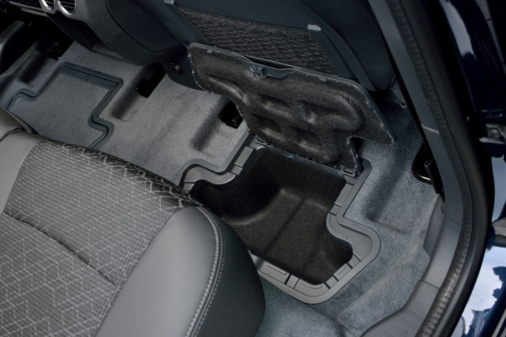 左右後席の足元には、靴や小物を収納するための空間が確保されている。