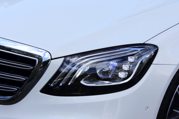 ブルーの差し色が目を引く、LED式のヘッドランプ。コーナリングライトやポジショニングライトも内蔵される。