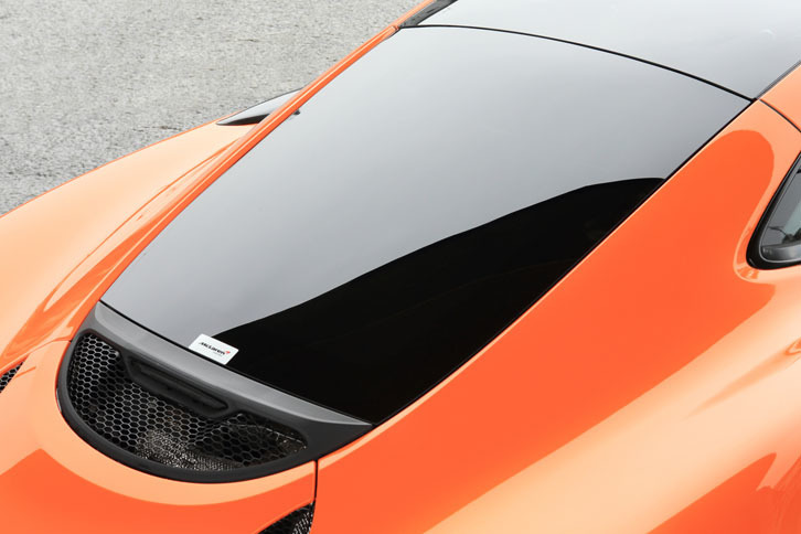 キャビンの後方にはツーリングデッキと呼ばれるラゲッジスペースが設けられた。そのため、エンジンフードがガラスハッチに改められている。