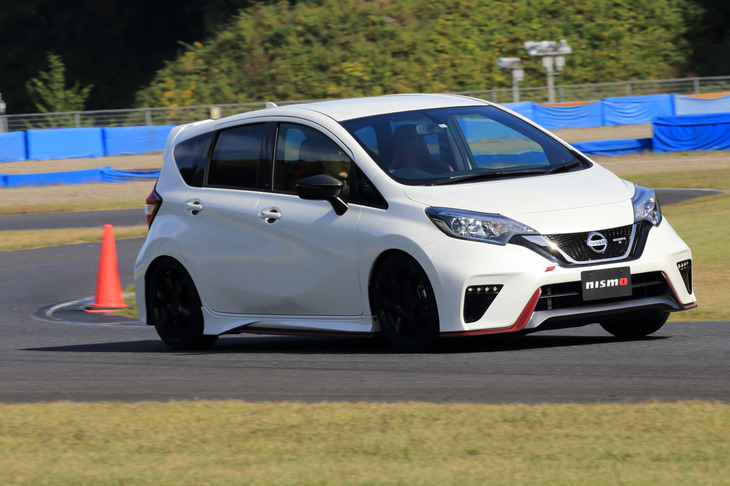 ツインリンクもてぎの北ショートコースを走る「ノートNISMO S」。「マーチNISMO S」ともども、NISMOシリーズの中でもスポーツ走行を楽しむオーナーが多い車種となっている。