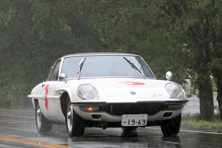 1969年「マツダ・コスモスポーツ」。ホイールベースを延ばし、エンジンをパワーアップした後期型。