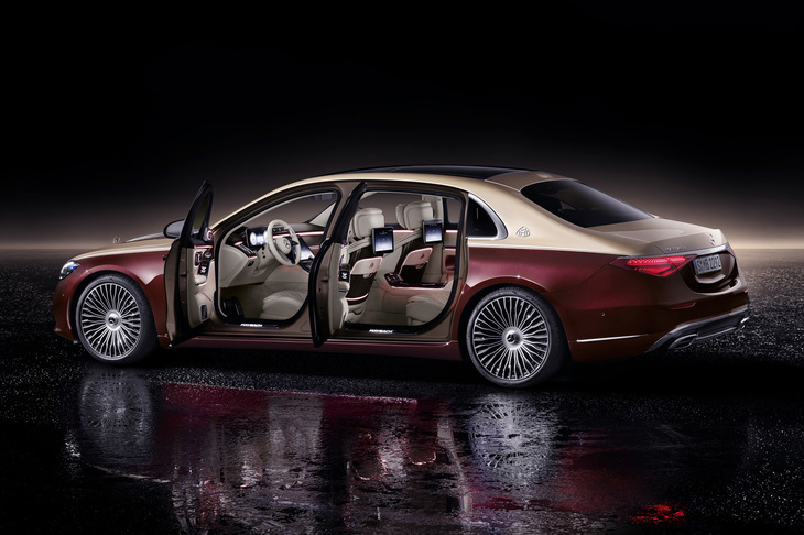 後部ドアに、電動開閉機能が備わる「コンフォートドア」を採用。MBUXに統合されたアクティブブラインドスポットアシストによって、後方から近づく他の歩行者などを検知すると開閉を自動的に停止する。