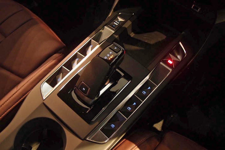 DS 3クロスバック（シフトレバー周辺部）