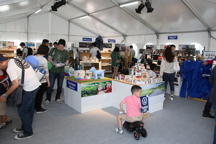 フォルクスワーゲンマーケットでは、純正アクセサリーやアルミホイールなどが特別価格で手に入るとあって、フォルクスワーゲンオーナーには見逃せないコーナーとなっていた。