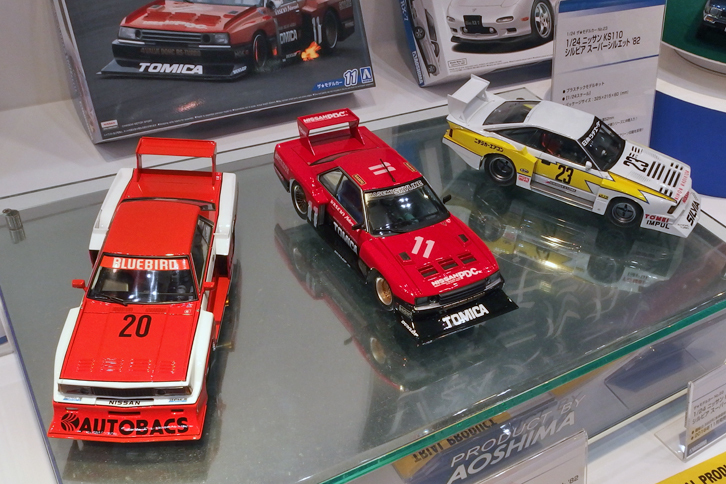 右から「910ブルーバード」「R30スカイライン」「S110シルビア」の1/24アオシマ製シルエット・フォーミュラトリオ。再販モノだが、いずれもデカールは新考証による新規製作で、色透けが少なく発色のいいシルクスクリーン印刷を採用している。