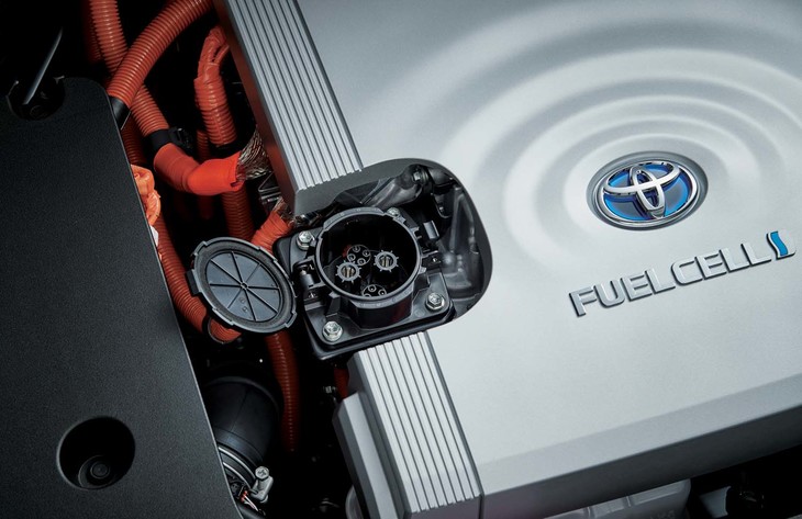 車体フロントには外部給電アウトレットが備わる。DC（直流）電力をAC（交流）電力に変換する外部給電器が必要になるものの、非常時には一般家庭のおよそ4日分に相当する電力を供給できるようになる。