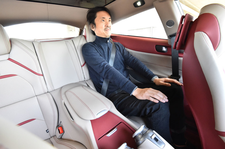 身長175cmの著者が後席におさまった様子。2ドアのため前席側から乗り込む必要があるが、座ってしまえばさほど狭さは感じない。