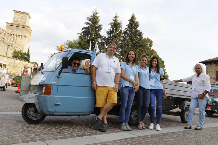 オフィシャルの皆さん。ジウジアーロデザインの「アペTM」をベースにしたトレーラーで参加車両を誘導した。