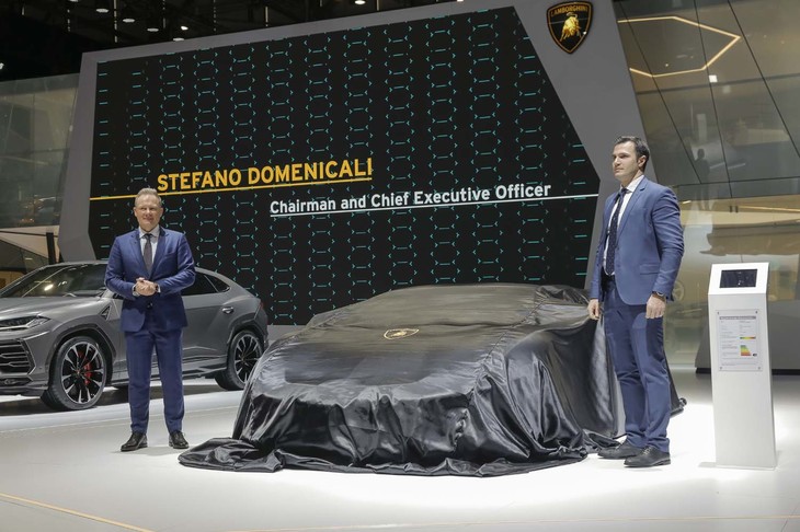 「ランボルギーニ・アヴェンタドールSVJロードスター」のアンヴェールの瞬間。