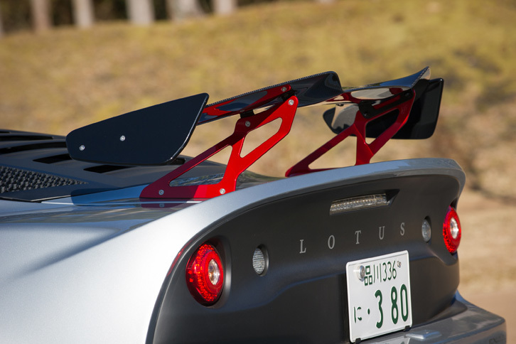 今回の改良では空力性能の向上も図られており、カーボン製リアウイングの形状も、非常に複雑なものに変更された。