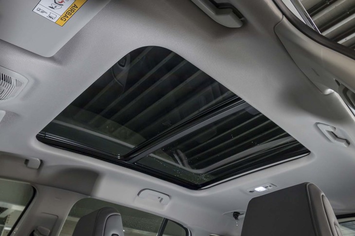 パノラミックサンルーフも標準装備。後席の頭上までカバーする大型サイズが自慢だ。