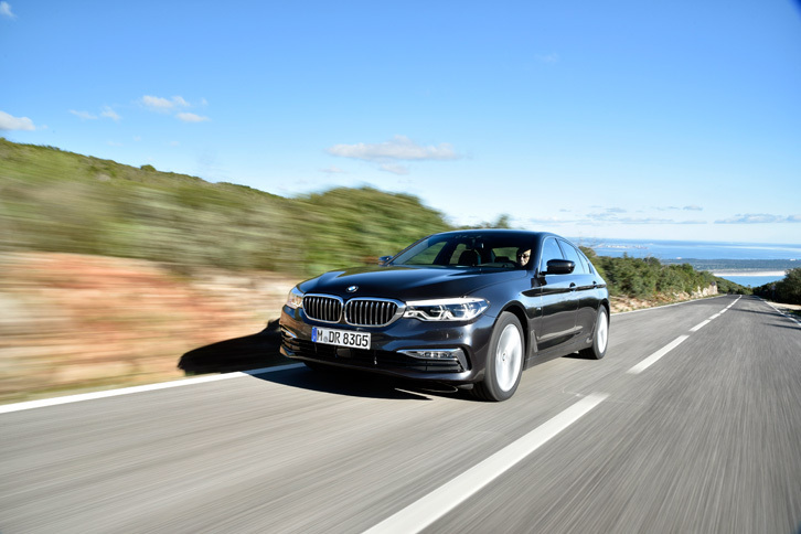 サスペンションは前がダブルウイッシュボーン、後ろが5リンクと、形式こそ従来モデルと同じものの、設計は一新されている。