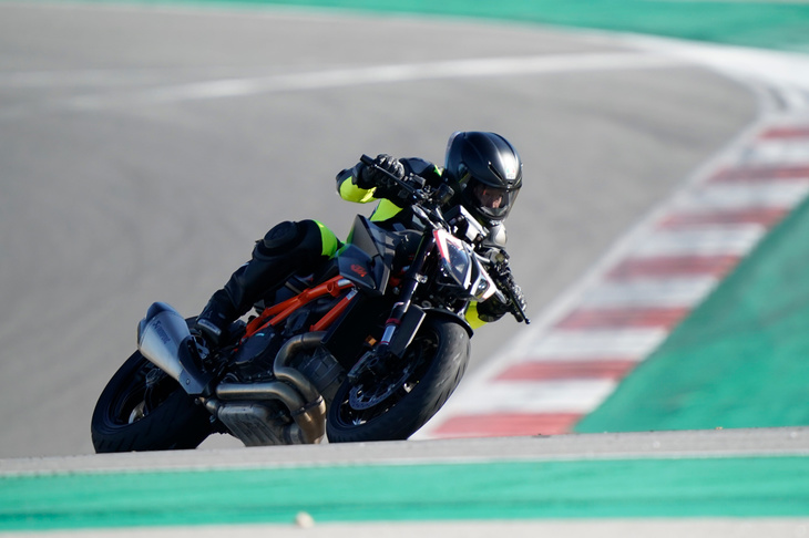 リアには路面追従性に優れるリンク式のサスペンションを採用。コンパクトなショックアブソーバーはグラム単位の軽量化にも寄与している。