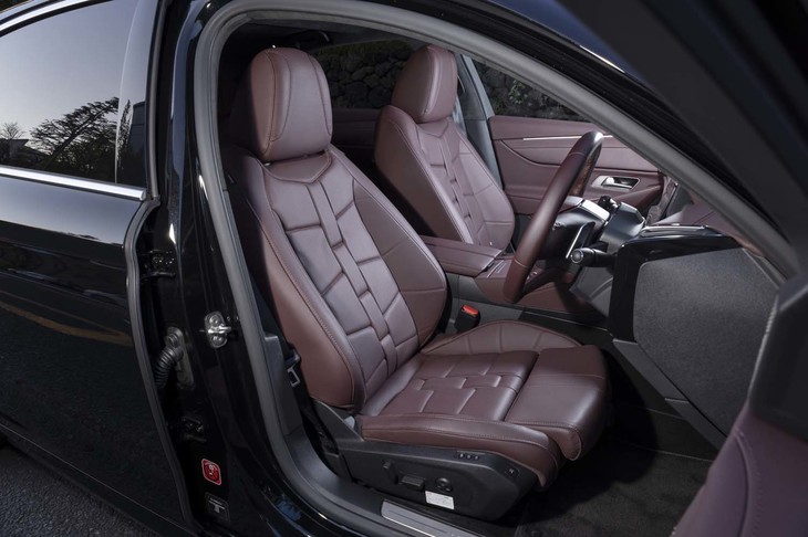 シート表皮には時計のストラップを模したというブロック状の加工が施される。座面、背もたれとも一枚革のナッパレザーで出来ており、複雑な模様はステッチとクセ付けだけで実現されている。