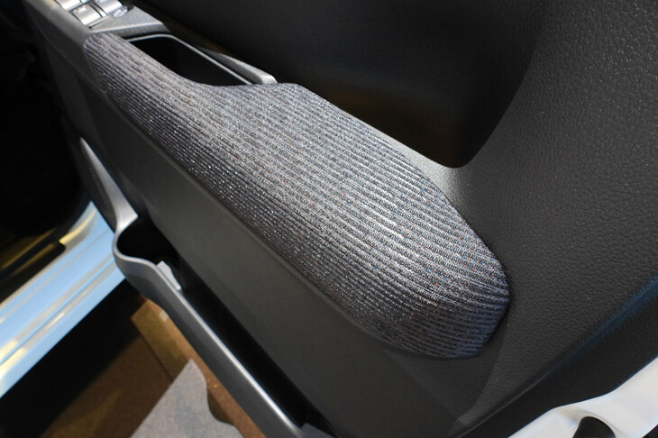 ダイハツ・ムーヴRS（フロントドアアームレスト）