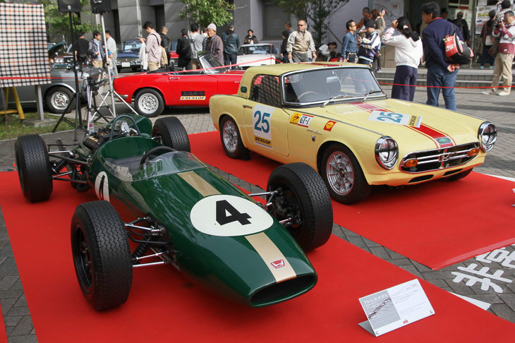 1965年「ブラバム・ホンダBT16」は、F1チャンピオンドライバーのジャック・ブラバム率いるコンストラクター、ブラバムのシャシーにホンダ製1リッター直4 DOHC 16バルブエンジンを載せたF2マシン。次期モデルの「ブラバム・ホンダBT18」は、翌1966年シーズンを全12戦中11勝という圧倒的な強さで制覇した。1968年「ホンダS800レーシング」は、ホンダの国内レースを統括していたRSC（レーシング・サービス・クラブ）のワークスカーで、同年の鈴鹿12時間で総合3位、クラス優勝に輝いた。