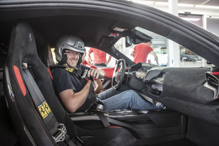 驚くことに、背の高い筆者でも適切なドライビングポジションを得られるほど、「SF90 XXストラダーレ」のコックピットには十分なスペースがある。