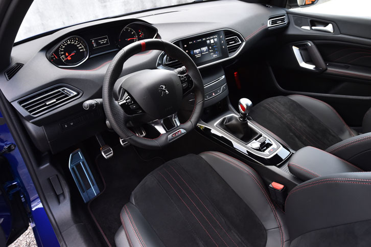 ブラックを基調に、レッドの差し色で飾られるインテリア。ハンドル位置は左のみ。