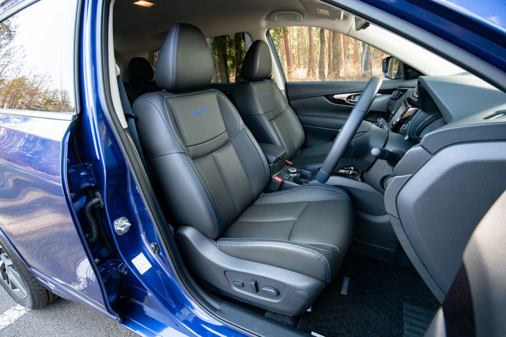 「AUTECH」専用の黒いレザーシート。運転席と助手席、2列目シートの左右席にはシートヒーターが装備される。