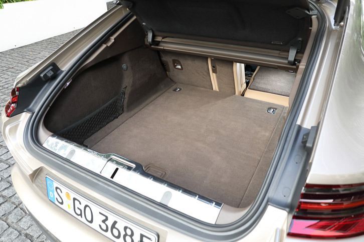 走行用バッテリーを荷室の床下に搭載するため、荷室容量は純ガソリン車の「パナメーラ4」より90リッター少ない405リッターとなっている。