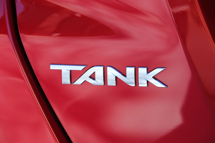 テールゲートを飾る「TANK」のバッジ。ダイハツが生産する新型トールワゴンは、ダイハツ、トヨタ、スバルの3メーカーから、4つの車名で販売される。