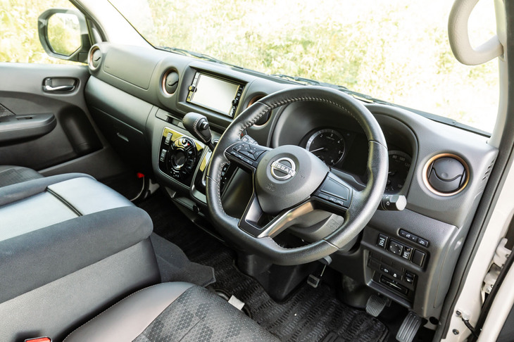 念のために紹介すると運転席まわりは働くクルマとしての「キャラバン」と変わらない。後ろの“MYROOM”スペースとの世界観のちがいがむしろすがすがしい。