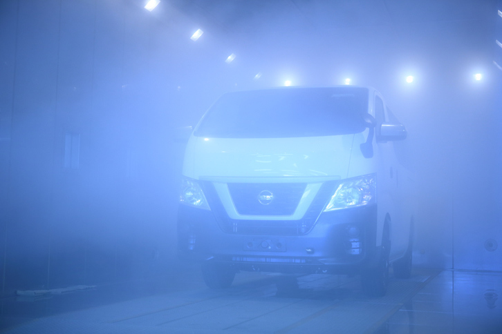 試験中の冷温庫内の様子。最高で90℃、最低で－40℃という温度環境を作り出すことができる。